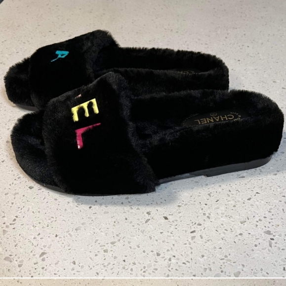NWT slipper - Picture 2 of 3